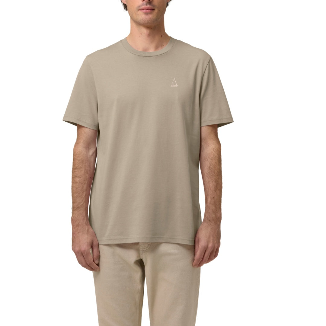 Mann trägt ein beiges, normal geschnittenes T-Shirt für einen regulären Look mit kleinem Boot auf der Brust gestickt.