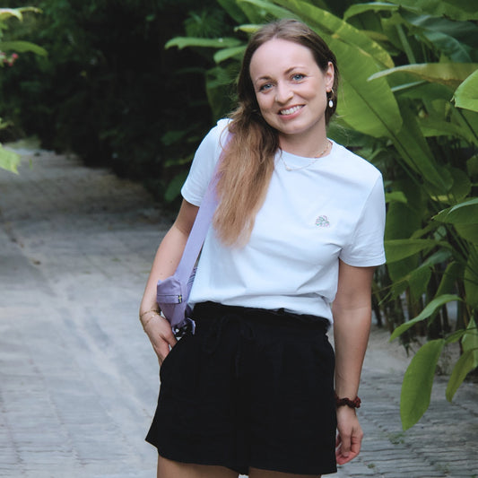 Weißes Shirt mit Monstera Blatt vor grünen Bananen-Palmen.