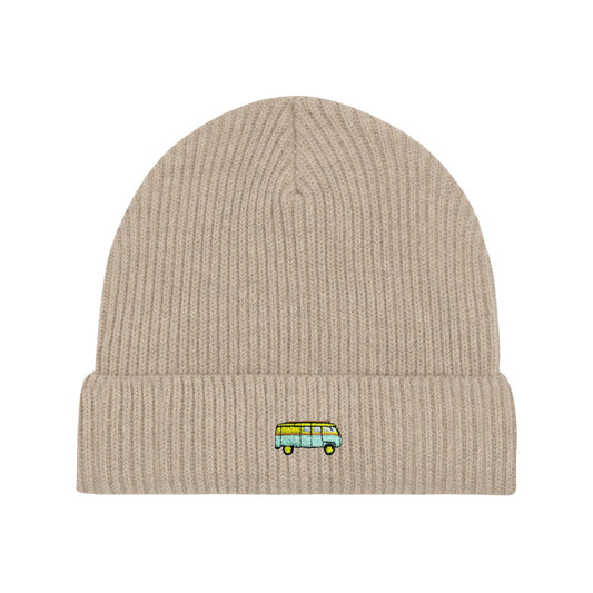 Beigefarbener Beanie mit einem gestickten Bus, feinem Rippstrick und umgeschlagenem Saum – zeitloses und trendiges Winteraccessoire.