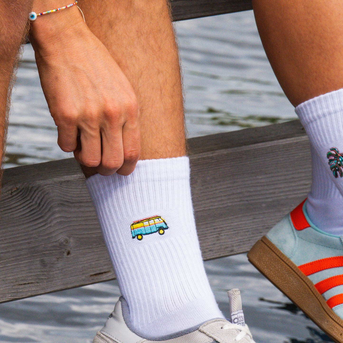 Weiße Socke mit detailreich gesticktem Bus in 3,5cm und hellen neonfarben.