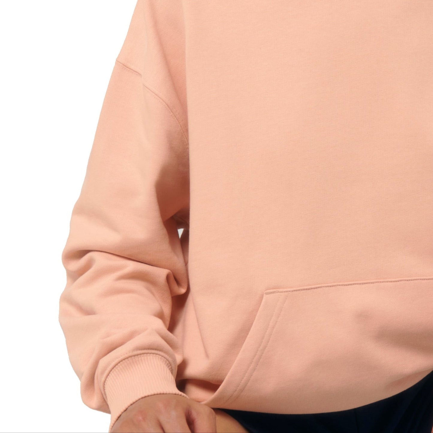 Peach-farbiger Kapuzensweat als Nahaufnahme. Große Tasche vorn.