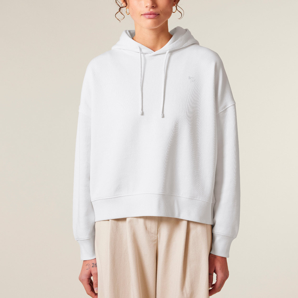 Weißer Damen Hoodie Normal Fit mit weißem Stick auf der Brust und aus Bio-Baumwolle.
