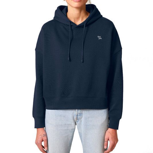 Klassischer navy-farbender Damen-Hoodie aus 100 % Bio Baumwolle mit weißem Stick-Logo kombiniert mit einer blauen hellen Jeans.