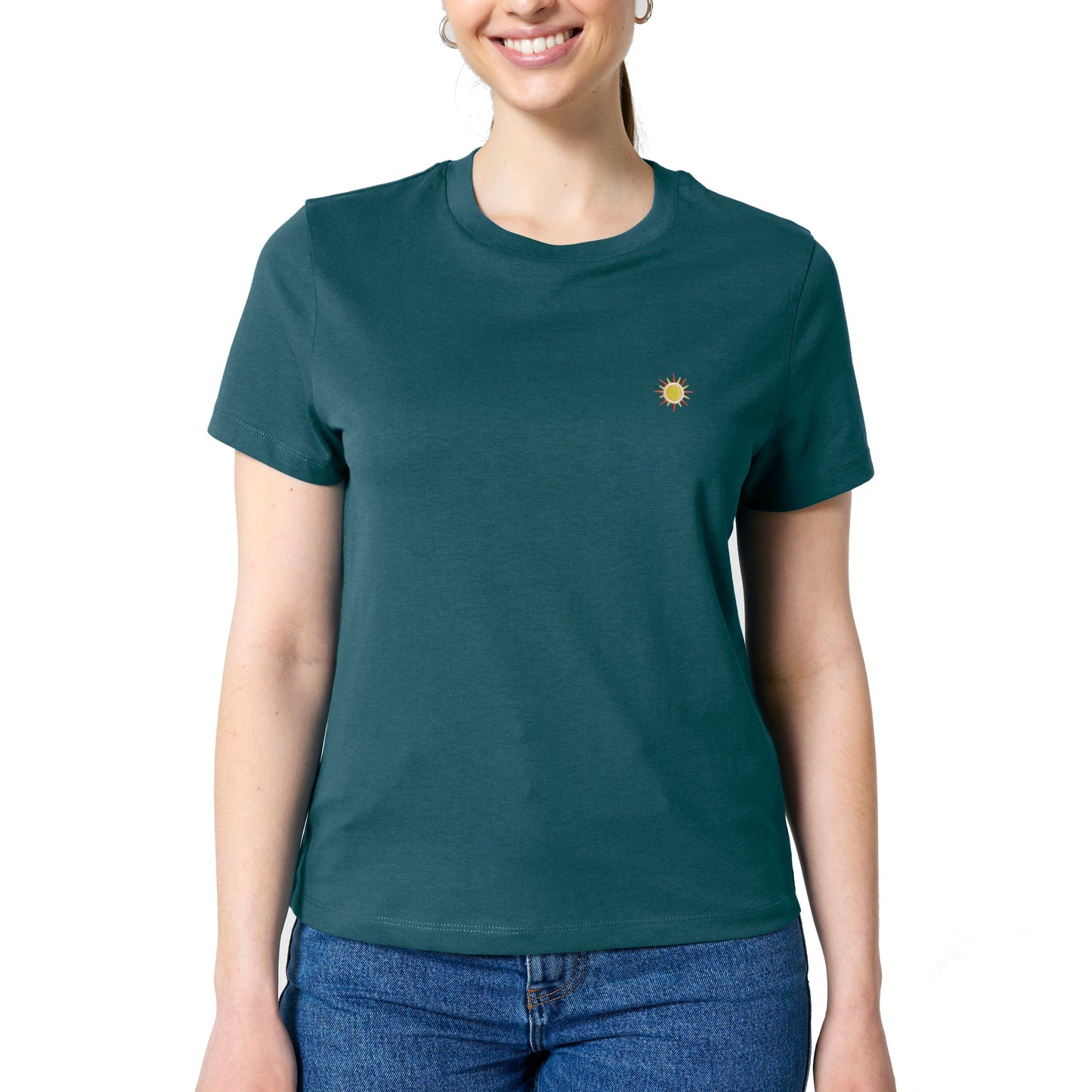 Detailaufnahme eines nachhaltig hergestellten T-Shirts mit robusten Nähten aus Bio-Baumwolle.