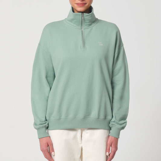 Hellgrüner Oversized Pullover aus weichem Terry Stoff mit dezenter Stickerei, ideal für entspannte Tage.