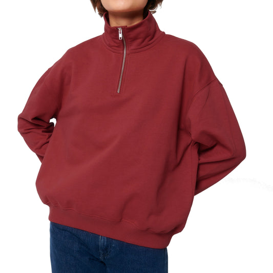 Bordeauxroter Oversized Quarter Zip Pullover aus weicher Bio-Baumwolle – ein minimalistisches Must-have für jeden Kleiderschrank.