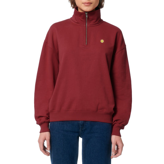 Bordeauxroter Oversized Quarter Zip Pullover mit gesticktem Sonnen-Motiv, aus 400 g/m² Terry-Stoff und 100% Bio-Baumwolle.