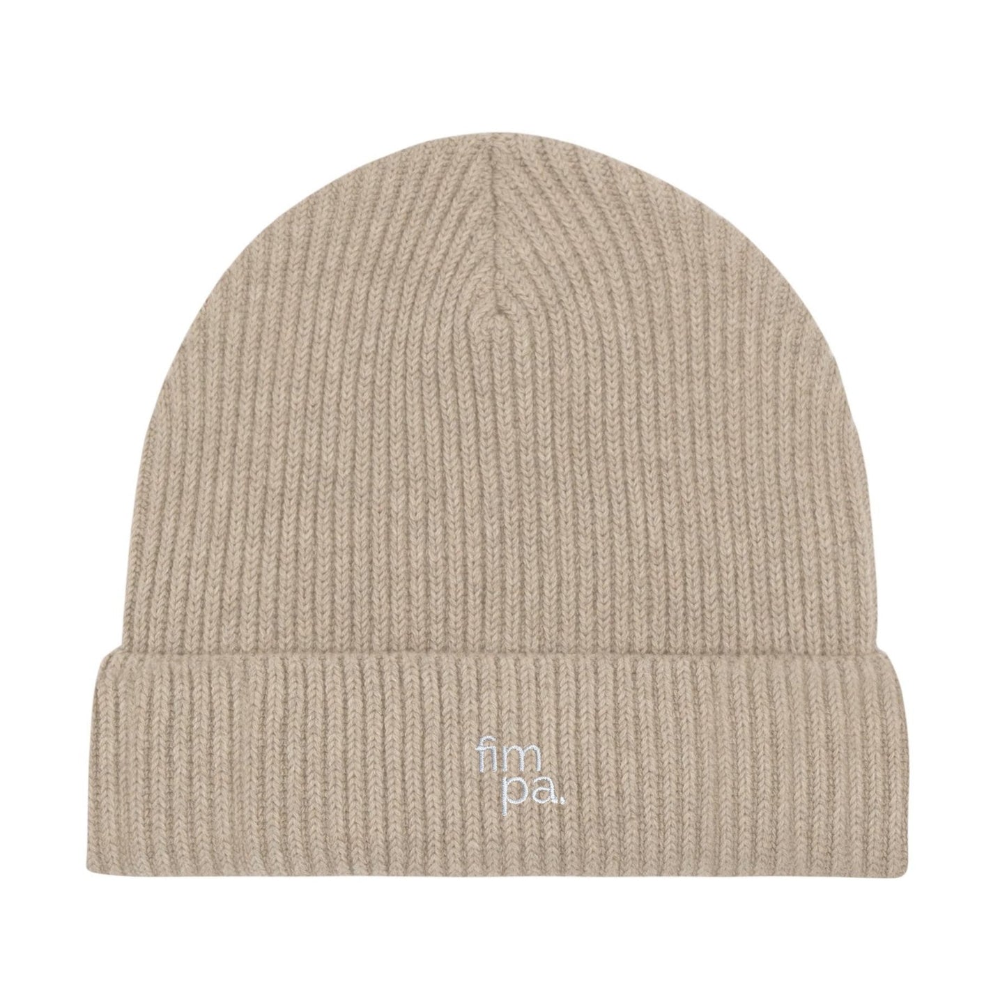 Beiger Beanie mit feinem Rippstrick und weißem fimpa-Logo auf dem umgeschlagenen Saum – zeitloses und modernes Design.
