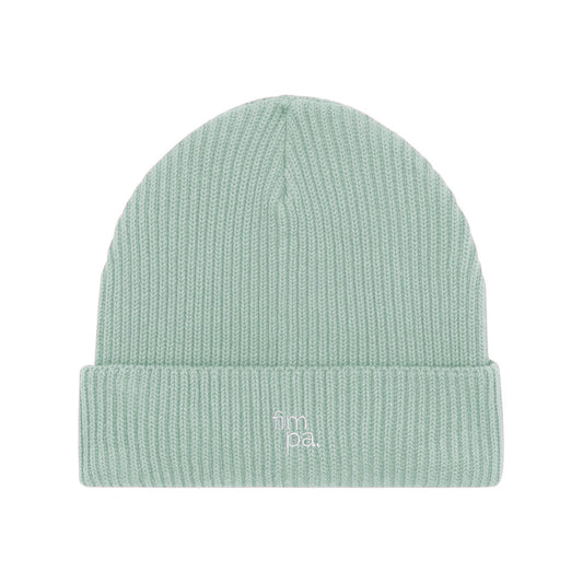 Mintgrüner Beanie mit feinem Rippstrick und weiß gesticktem fimpa Logo auf dem umgeschlagenen Saum, modernes Design.