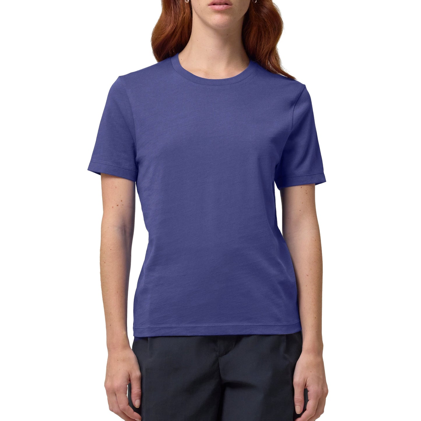 Slim-Fit Damen-T-Shirt in kräftigem Blau, aus hochwertiger Bio-Baumwolle gefertigt. Slim Fit Schnitt für einen modernen, figurbetonten Look – perfekt für Alltag und Freizeit.