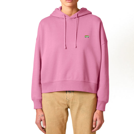 Fairer pinker Damen-Hoodie mit gesticktem Bus-Motiv auf der Brust und mit braun-beiger Hose kombiniert.