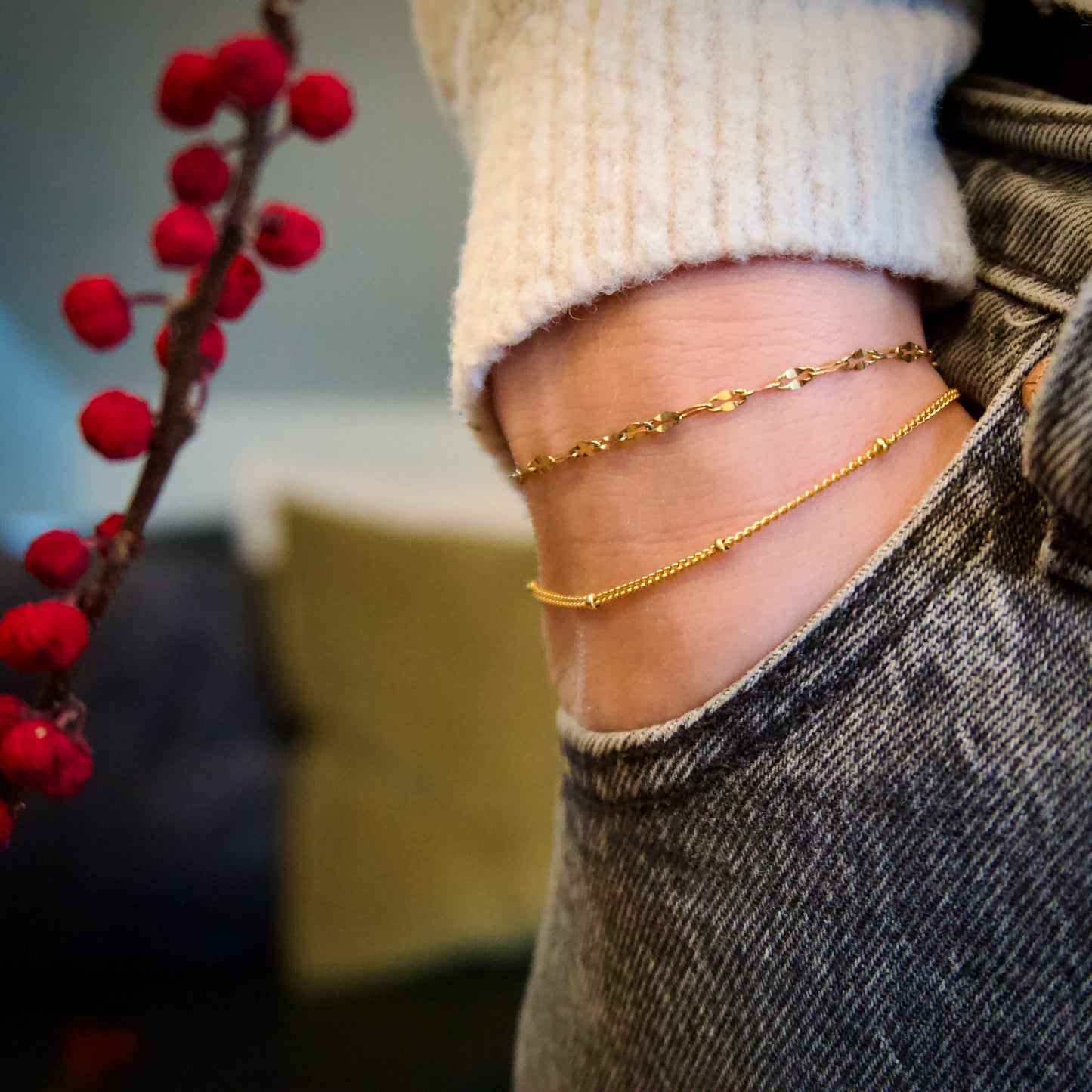 Zartes 14K-Gold-Armband mit Lip Chain-Design, getragen in Kombination mit einem lässigen Outfit, perfekt für den Alltag.
