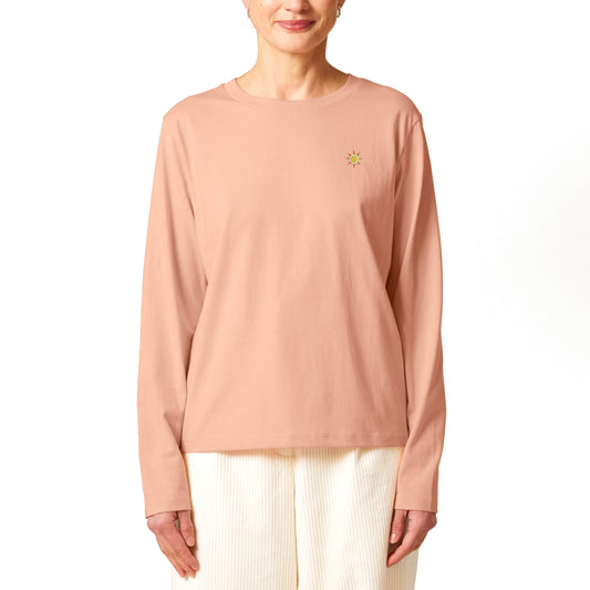 Veganes, faires Langarmshirt in pastell orange / pfirsich und mit Stickerei auf der Brust.