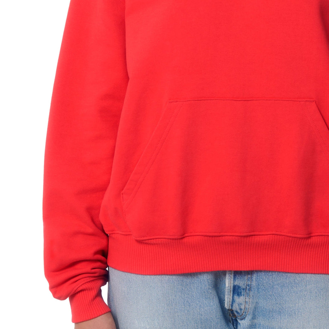 Neonfarbiger roter kapuzensweat in der Detailansicht. Weite, kastige Passform. Sitzt locker und entspannt.