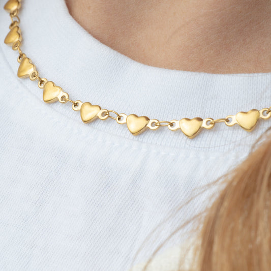 18k vergoldete Kette auf weißem Shirt