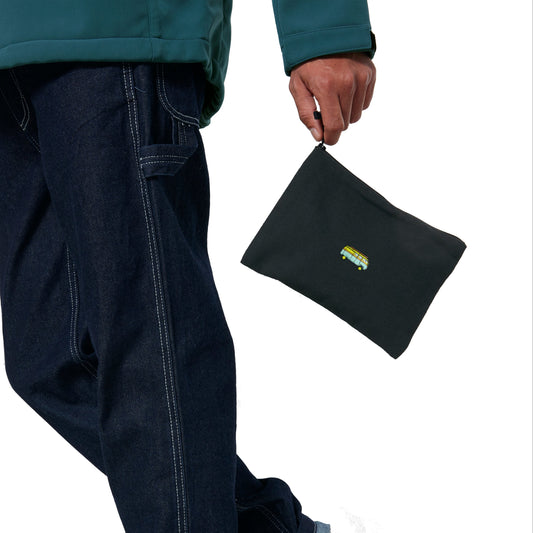 Schwarzes Etui mit gesticktem Bus-Motiv, getragen von einer Person in lässigem Outfit – vielseitig einsetzbar und aus recyceltem Canvas gefertigt.