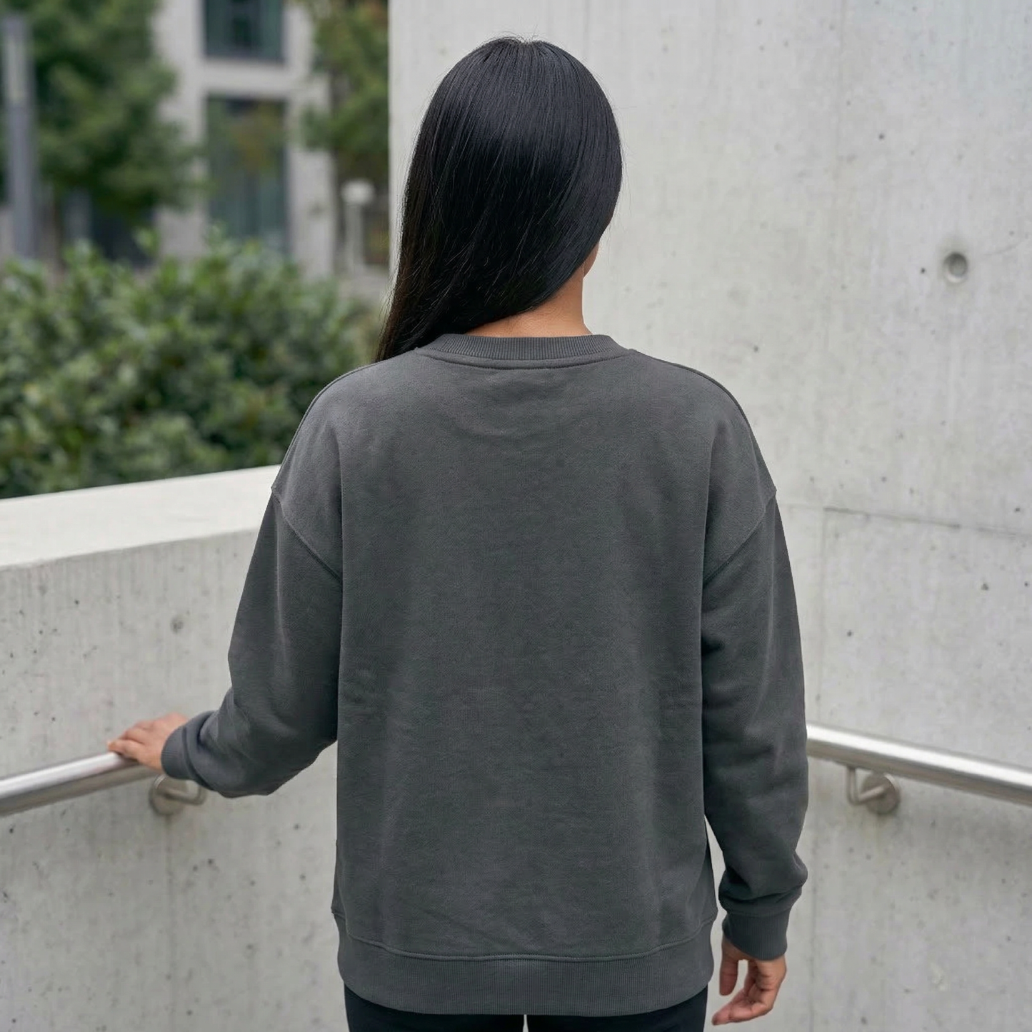 Rückansicht des Sweatshirts in sehhr hellem blau. Die Stoffdicke und die hohe Qualität der Nähte ist zu erkennen.