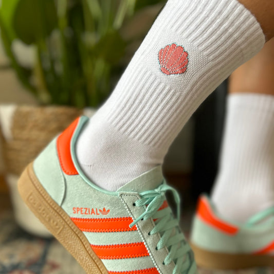Weiße GOTS-zertifizierte Socken mit Muschel-Stickerei – maritimer Look