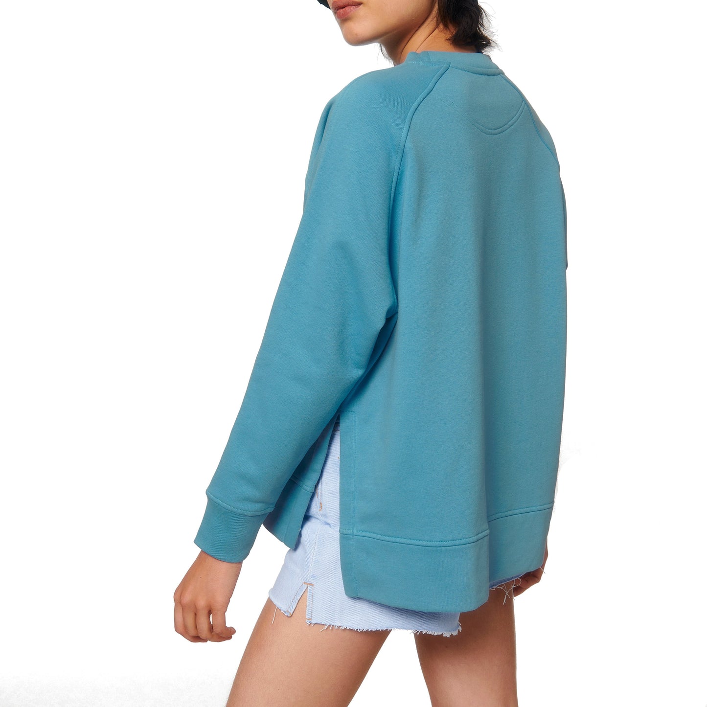 Oversized-Pullover in Blau mit Side Cut aus Bio-Baumwolle und recyceltem Polyester, dezentem weißen Sticklogo auf der Brust – nachhaltiger Streetwear-Look.