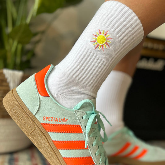 Nachhaltige GOTS-zertifizierte Socken mit gelber Sonne