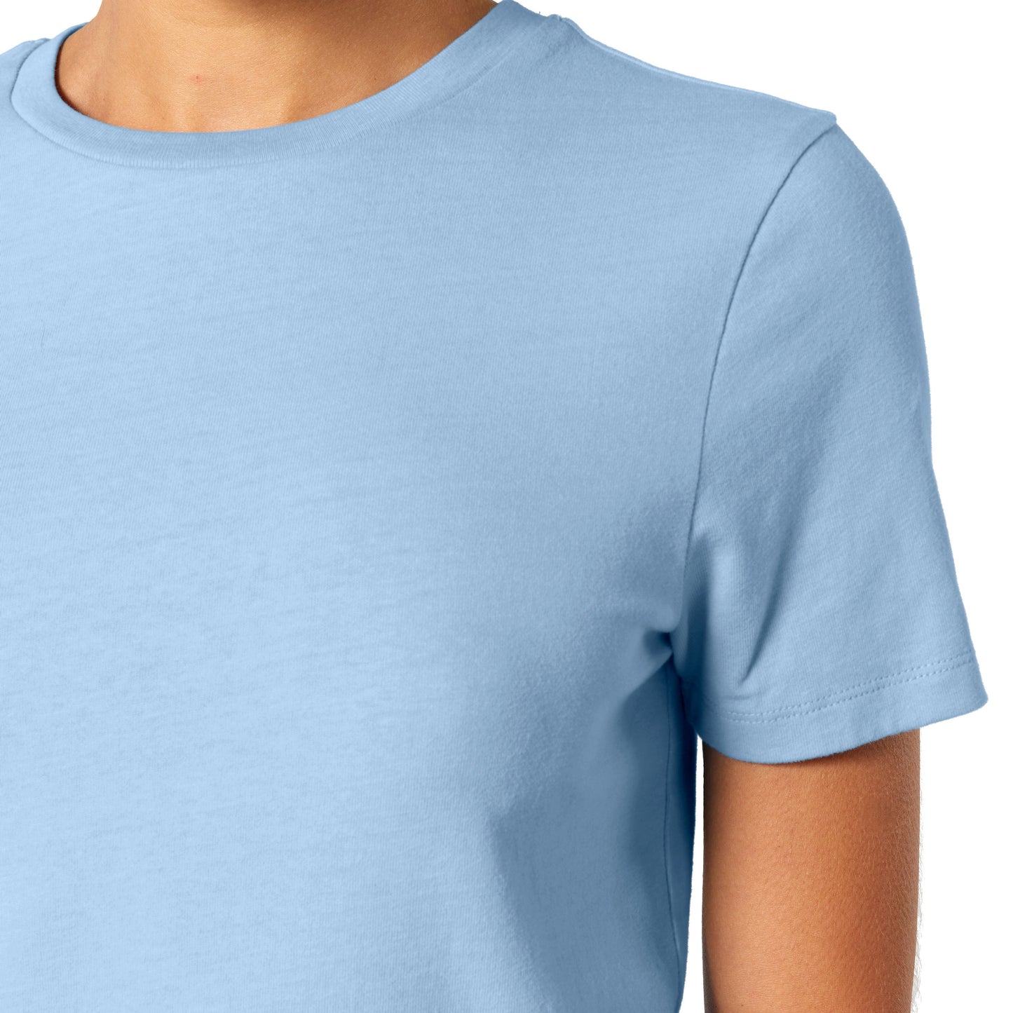 Nahaufnahme eines kurzärmeligen T-Shirts in Hellblau, gefertigt aus weichem, nachhaltigem Material. Der Rundhalsausschnitt und die hochwertige Verarbeitung sorgen für einen schlichten, zeitlosen Look.