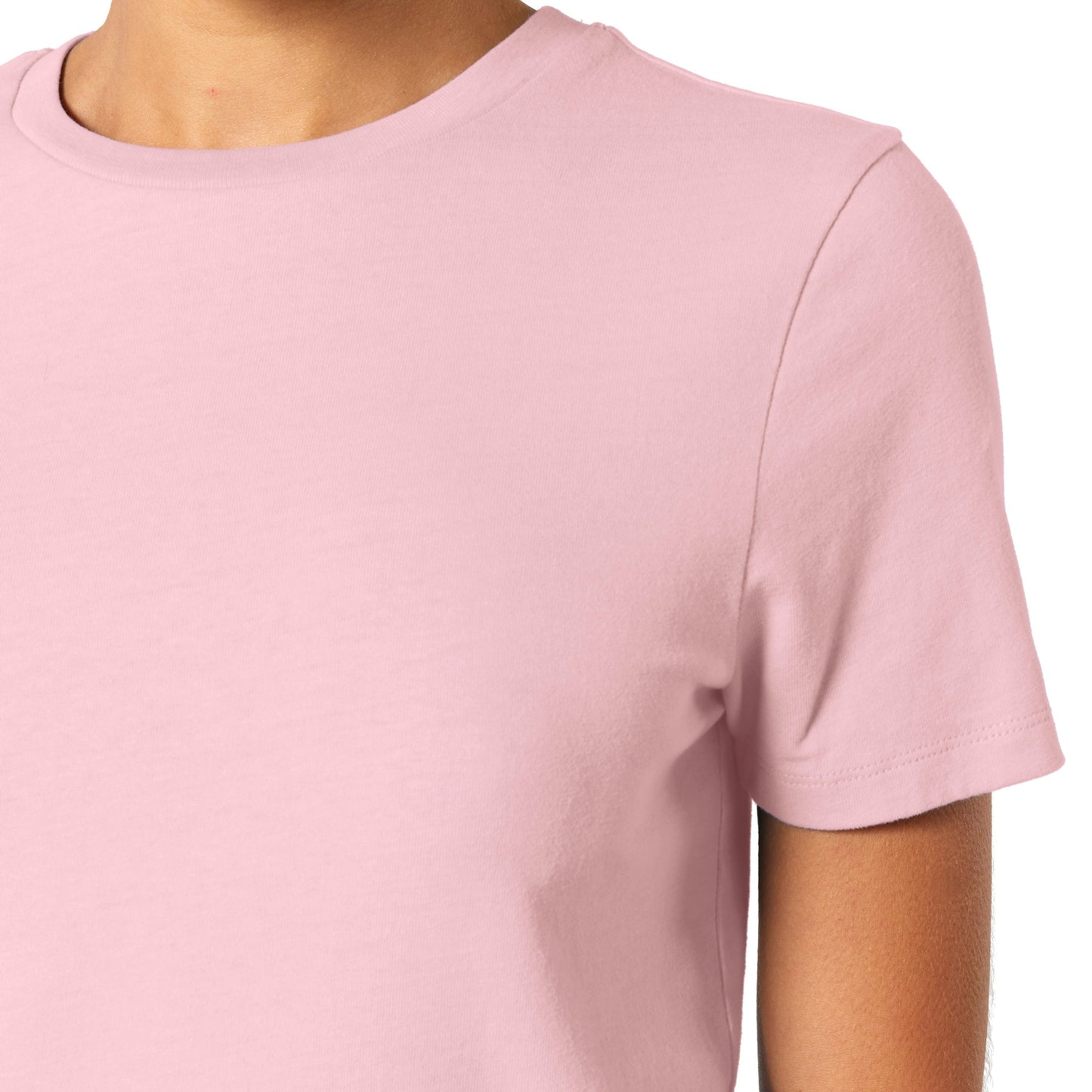 Nahaufnahme eines hellpinken T-Shirts mit kurzen Ärmeln und Rundhalsausschnitt, gefertigt aus umweltfreundlicher Bio-Baumwolle. Perfekt für minimalistische und nachhaltige Mode-Looks.