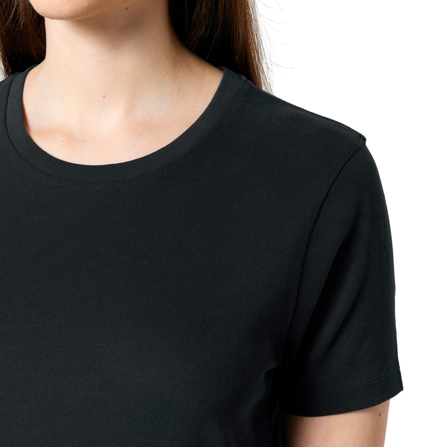 Nahaufnahme eines schwarzen T-Shirts mit kurzen Ärmeln. Hergestellt aus nachhaltiger Bio-Baumwolle, perfekt für einen frischen und umweltfreundlichen Look.
