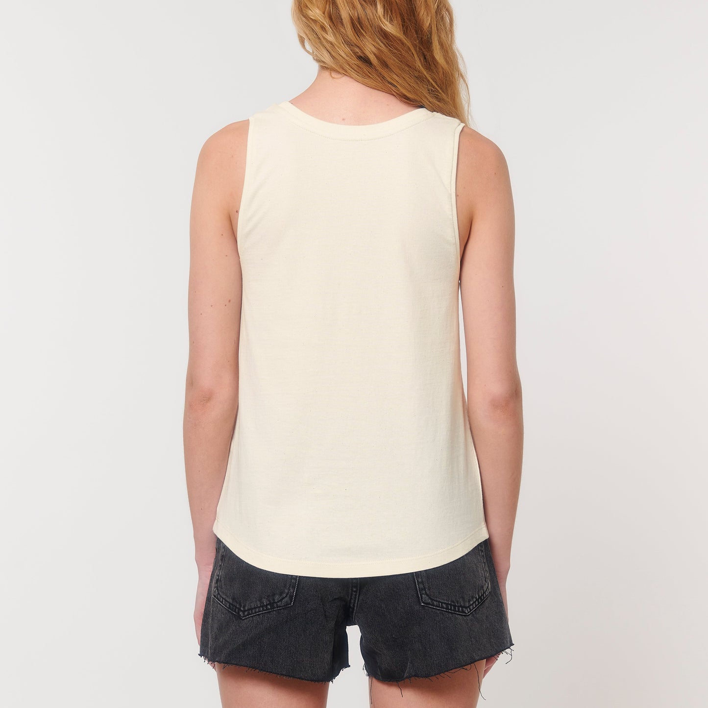 Rückansicht eines cremefarbenen Tanktops aus leichtem Material – minimalistisch und bequem.