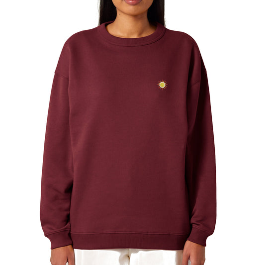 Damen-Sweatshirt aus 100 % Bio-Baumwolle in Bordeauxrot mit gestickter Sonne auf der Brust, nachhaltig hergestellt mit umweltfreundlichem Garn.