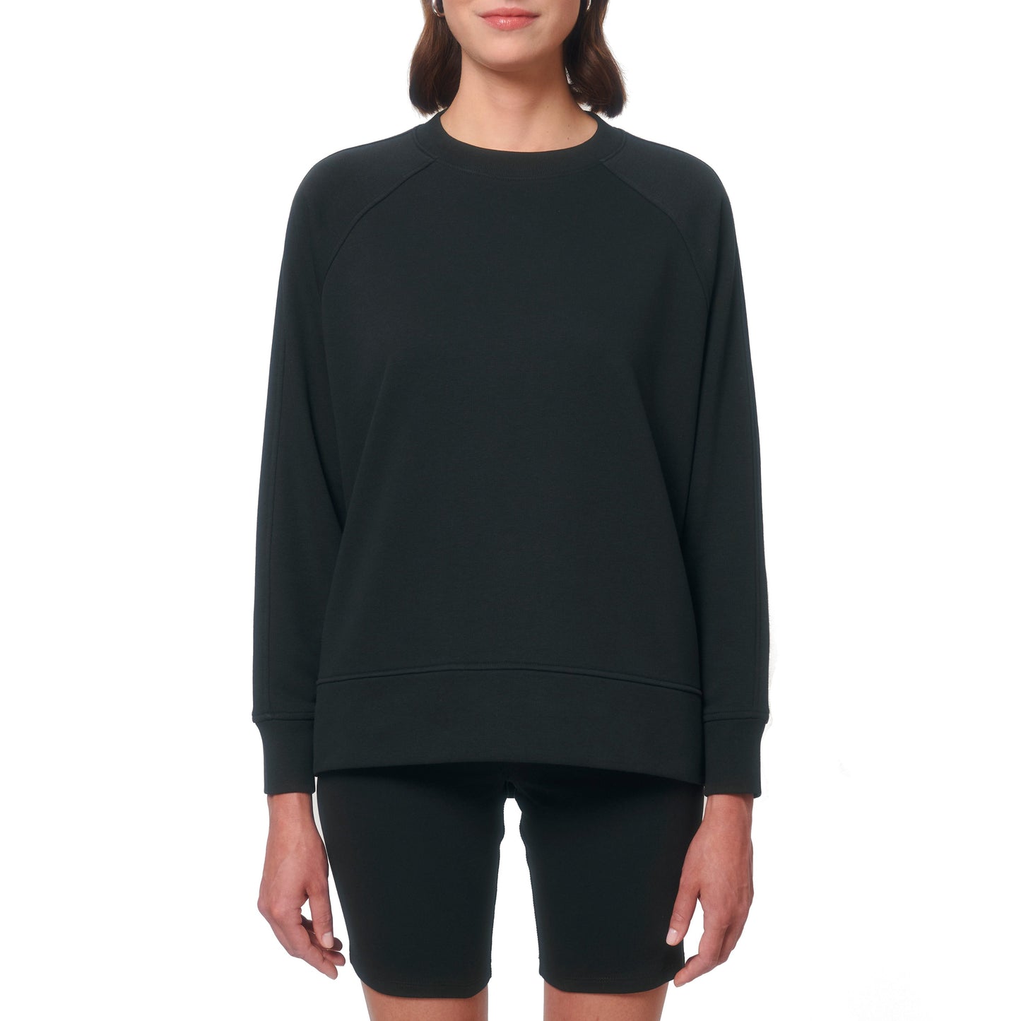 Schwarzer Oversized-Pullover mit Side Cut, hergestellt aus nachhaltigen Materialien – vielseitig kombinierbar für jeden Anlass.