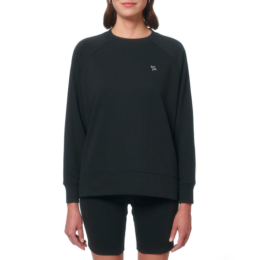 Schwarzer Pullover mit Side Cut aus Bio-Baumwolle und recyceltem Polyester, weißes dezentes Sticklogo auf der Brust – minimalistisch und nachhaltig.