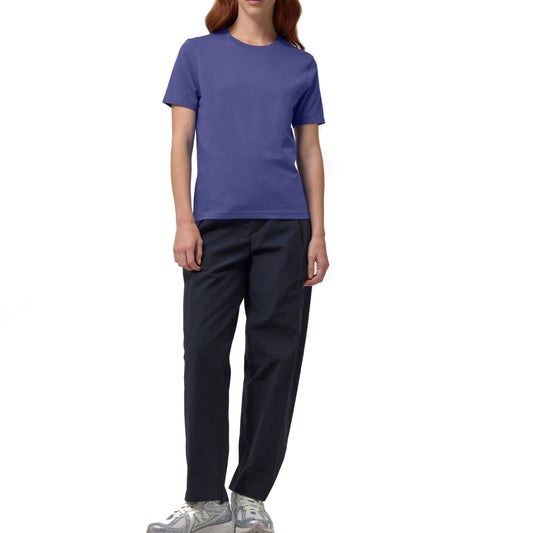 Slim-Fit Damen-T-Shirt in kräftigem Blau, aus hochwertiger Bio-Baumwolle gefertigt. Schmale Passform für einen modernen, figurbetonten Look – perfekt für Alltag und Freizeit.