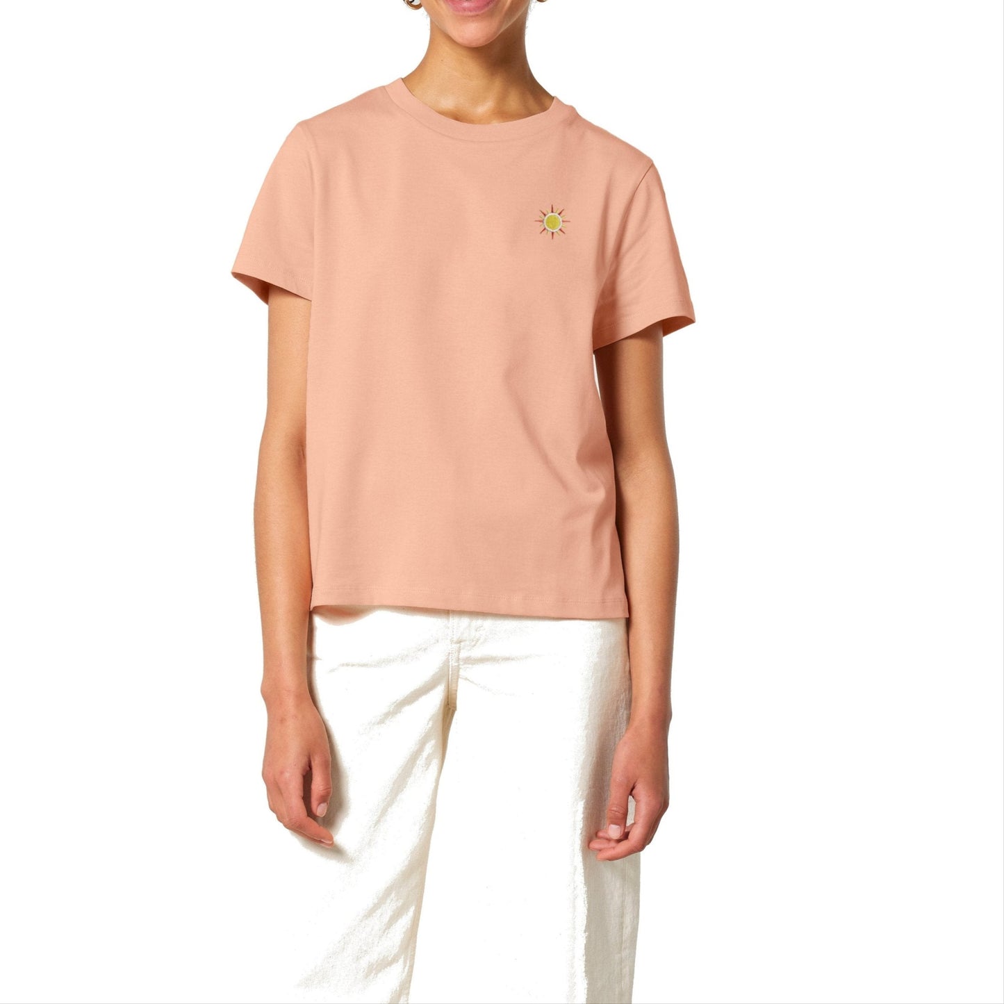 Fraiche peach farbiges Bio-T-Shirt mit gesticktem Sonnen-Motiv, GOTS-zertifiziert und fair produziert.