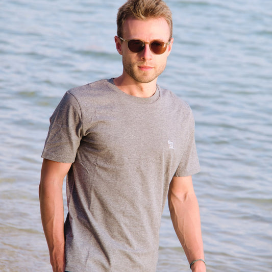 Bio Shirt mit gesticktem Logo auf der Brust. Hochwertig und fair. Bio Baumwolle.