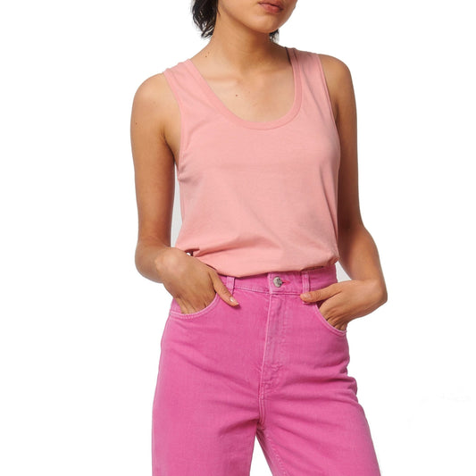 Pastellrosa Tanktop mit Rundhalsausschnitt, kombiniert mit pinker High-Waist-Shorts – femininer Sommerstil.