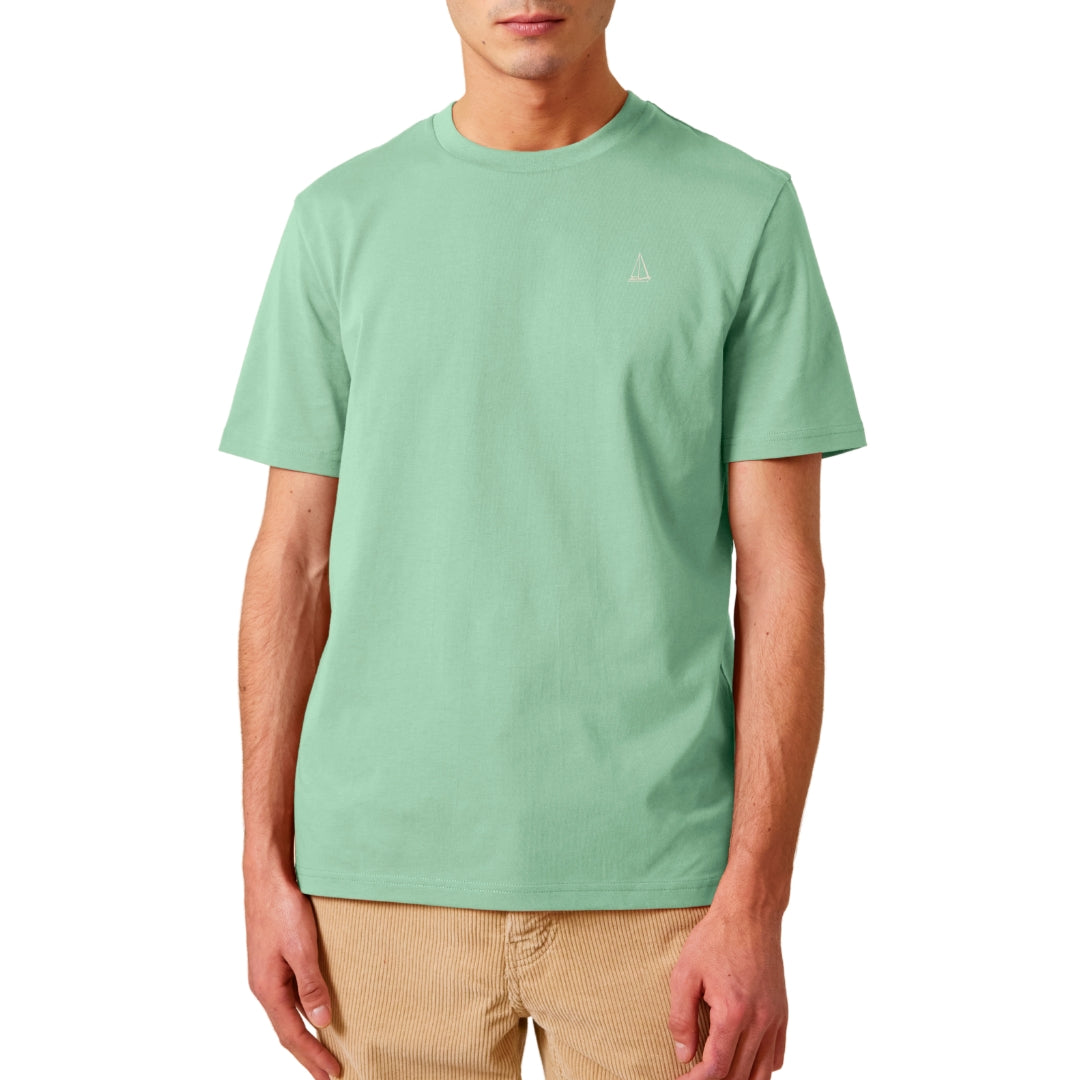 Mann trägt ein mintgrünes T-Shirt mit klassischem Schnitt und Rundhalsausschnitt.