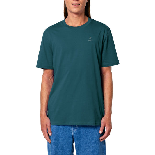 Mann trägt ein tiefgrünes T-Shirt mit klassischer Passform und weiß und filigran gesticktem Segelboot auf der Brust.