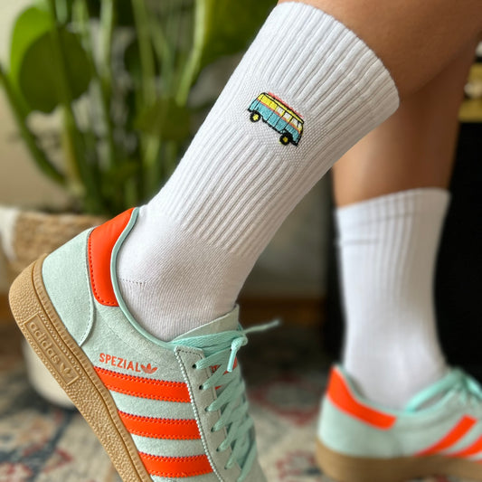 Vegane weiße Socken mit gesticktem Bus und Sneakers