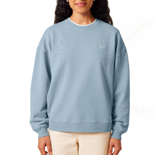 Nachhaltiger hellblauer Oversized Pullover aus 100 % Bio-Baumwolle mit dezenter fimpa-Stickerei – fair produziert und stilvoll.
