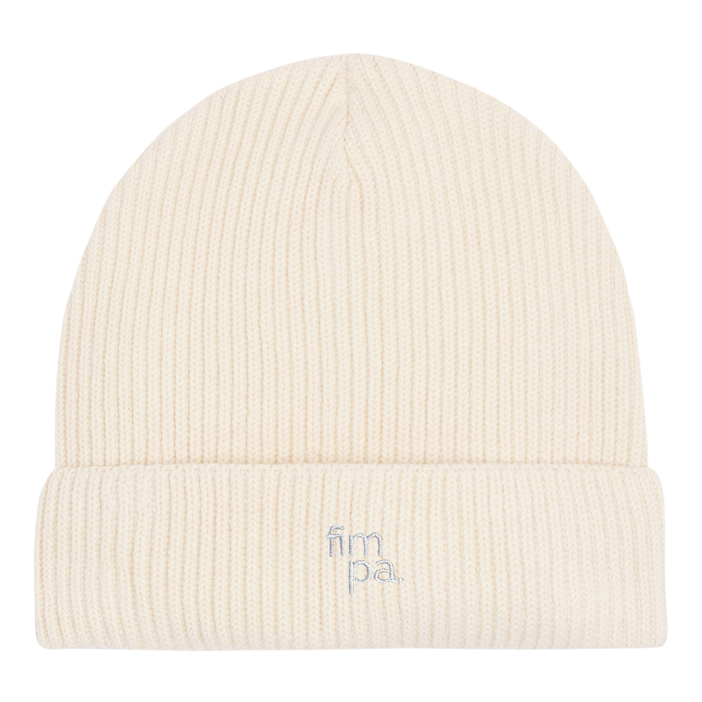 Beanie in hellem Natural Raw. Gesticktes Logo. Unisex Passform. Warm ohne zu schwitzen.