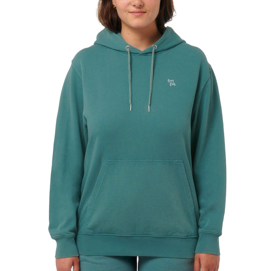 Vintage-grün stückgefärbter Hoodie mit weißem Logo.