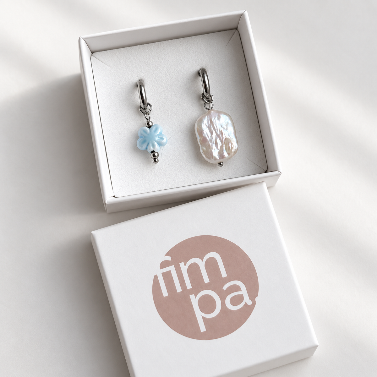 La Primavera Ohrringe Detail – blaue Keramikblüte & Barock-Perle, asymmetrisches Schmuck-Set von fimpa.