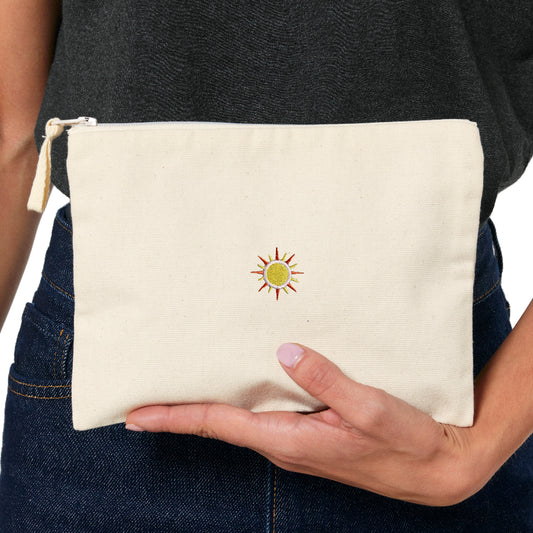 Weißes Etui mit eleganter Sonnen-Stickerei, aus nachhaltigem Canvas-Material gefertigt – vielseitig einsetzbar als Make-up-Tasche oder Organizer.