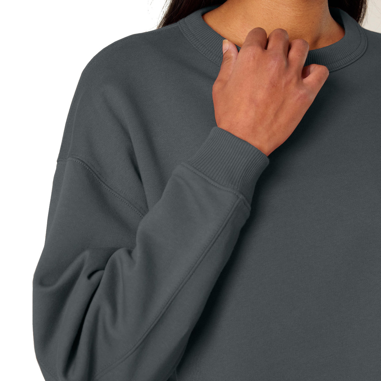 Detailbild vom Pullover und des hochwertiges Stoffes in der Farbe Anthrazit.