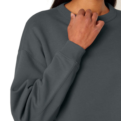 Detailbild vom Pullover und des hochwertiges Stoffes in der Farbe Anthrazit.