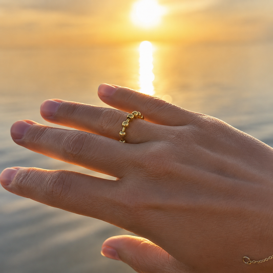 Anxiety Ring 18k vergoldet am Finger bei Sonnenuntergangslicht – Fidget Ring Damen | fimpa.