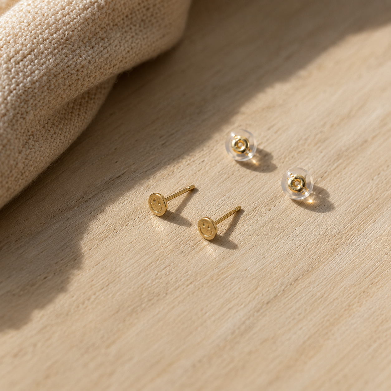 Goldene Smile Ohrstecker am Ohr getragen – 18 Karat vergoldeter Edelstahlschmuck von fimpa.