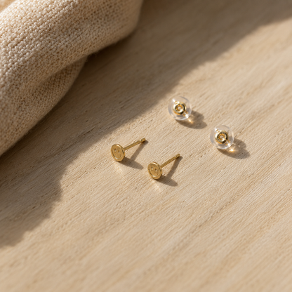 Goldene Smile Ohrstecker am Ohr getragen – 18 Karat vergoldeter Edelstahlschmuck von fimpa.