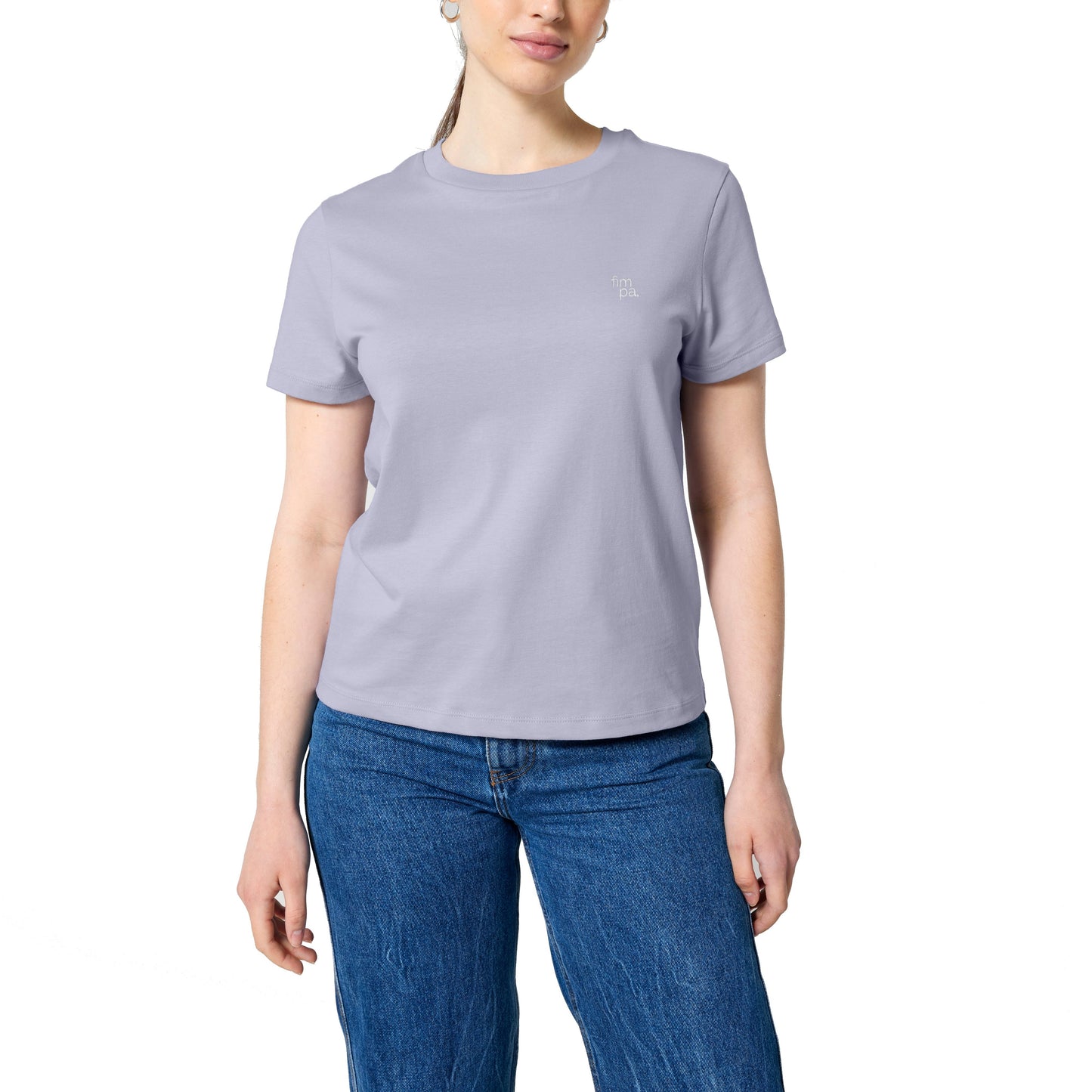 T-Shirt für Damen aus 100 % Bio-Baumwolle in der Farbe Lavender kombiniert mit einer Jeans.