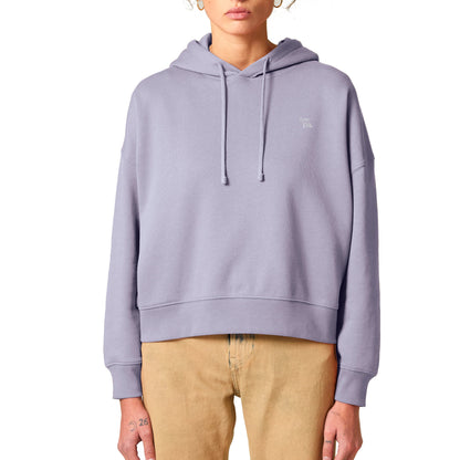 Fliederfarbener Hoodie aus 100 % nachhaltiger Bio-Baumwolle, kombiniert mit einer beigefarbener Hose.